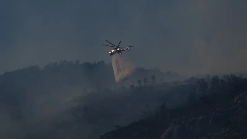 رياح تؤجج حريق غابات في اليونان ورجال الإطفاء يحاولون منع انتشاره