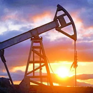أسعار النفط تتجه لتسجيل مكاسب أسبوعية على الرغم من تراجع الجمعة