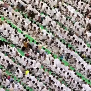 بالفيديو.. إفطار المعتمرين في الحرم المكي آخر أيام رمضان