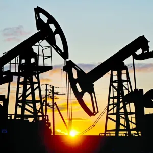 أسعار النفط تغلق على ارتفاع بـ2% عند التسوية
