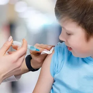 في 5 خطوات- دليلك للتعامل مع حساسية طفلك من التطعيم