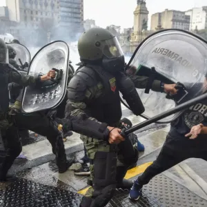 فيديو. الشرطة الأرجنتينية تستخدم خراطيم المياه والغاز المسيل للدموع لتفريق المتظاهرين