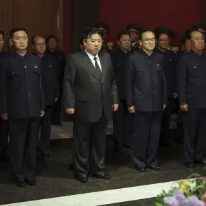 فيديو: ملقيًا التراب بيديه على التابوت... زعيم كوريا الشمالية يحضر جنازة مسؤول الدعاية كيم كي نام  https://arabic.euronews.com/2024/05/10/kim-jong-un-...