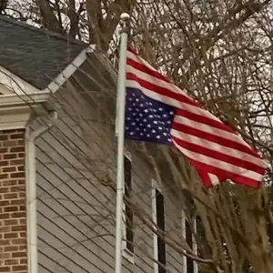 جدل في واشنطن بعد رفع العلم الأميركي مقلوباً في منزل قاض بالمحكمة العليا #الشرق #الشرق_للأخبار