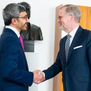 عبدالله بن زايد ورئيس وزراء التشيك يبحثان تعزيز العلاقات ومسارات التعاون