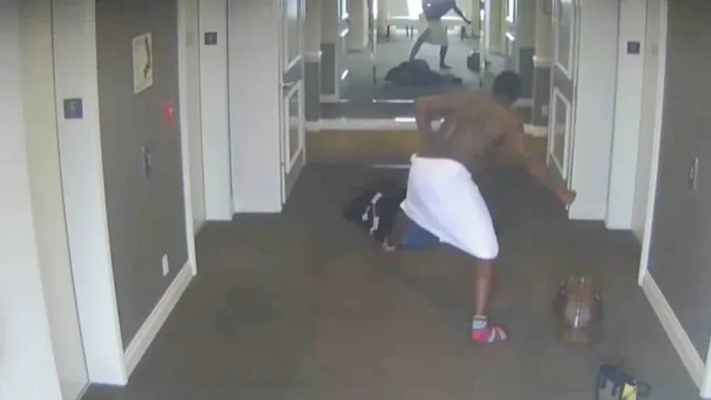 فيديو يُظهر اعتداء مغني الراب شون كومز جسديًا على صديقته في ردهة فندق
