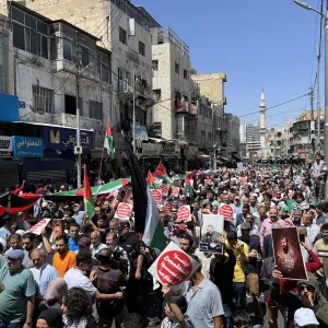 آلآف الأردنيين يتظاهرون رفضا لاستمرار العدوان الإسرائيلي على غزة