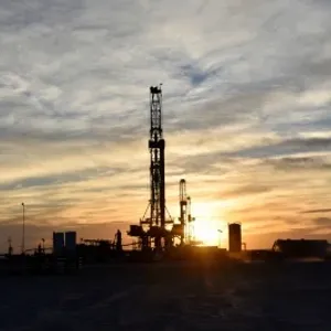 النفط يستقر وسط غموض حول توقعات الطلب