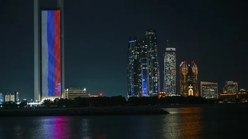 الإمارات تضيء أبرز معالمها بألوان العلم الروسي تضامناً مع ضحايا موسكو