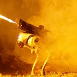 أثار مخاوف من استخدامه "سلاح حرب".. كلب آلي ينفث اللهب حوالي 10 أمتار