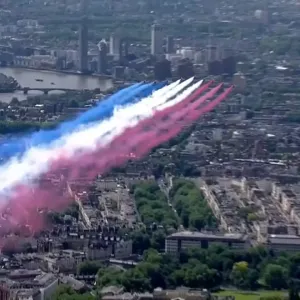شاهد: بمناسبة عيد ميلاد الملك.. فريق "السهام الحمراء" يزين سماء لندن بألوان العلم البريطاني