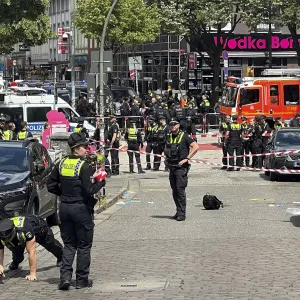 شرطة هامبورغ تطلق النار على رجل هددها بفأس وعبوة حارقة قبل ساعات من انطلاق بطولة أمم أوروبا