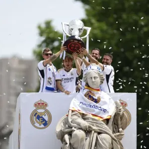 احتفال خاص من قادة ريال مدريد من أمام تمثال سيبيليس