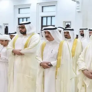 بالصور.. حاكم أم القيوين يؤدي صلاة عيد الفطر بمسجد الشيخ أحمد بن راشد المعلا