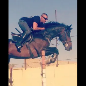 أحمد السقا يستعرض مواهبه في الفروسية.. بيرقص بالحصان على أغنية «الغزالة رايقة»
