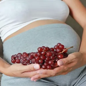 ماذا يحدث للحامل عند تناول العنب الأحمر؟