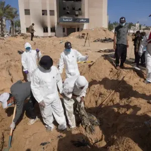 "مشاهد مروعة".. اكتشاف مقابر جماعية بمجمع ناصر الطبي في غزة