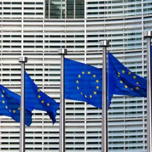 المفوضية الأوروبية تحقق في امتثال "أبل" و"غوغل" و"ميتا" لقانون رقمي جديد