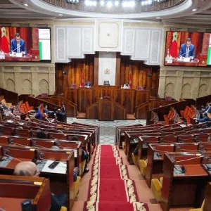 تخلف وزراء عن الجلسات البرلمانية العمومية يضع الحكومة في "ميزان الجدية"