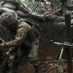 جندي روسي يدمر بشجاعة مسيرة أوكرانية وينجو من موت محتم (فيديو)