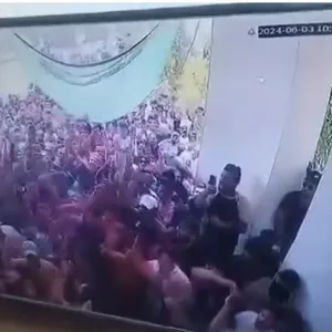 مشهد "يرعب" الناظرين.. دائرة حكومية تتفاجئ بحشود بشرية على أبوابها عبر كاميرات المراقبة