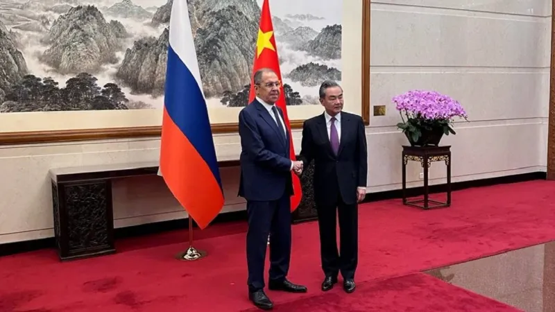لافروف يصف مستوى العلاقات مع بكين بغير المسبوق ونظيره الصيني يؤكد دعم بلاده لاستقرار روسيا