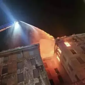 فيديو | حريق مروع يدمر فندقاً تاريخياً في كاليفورنيا