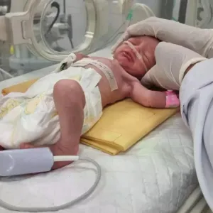 أعلن طبيب فلسطيني، أنّ الطفلة "صابرين الروح" توفيت بعد أيام قليلة من إخراجها من رحم أمها القتيلة في مستشفى بغزة. https://arabic.euronews.com/2024/04/2...