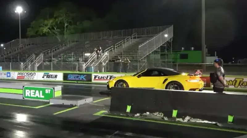 فيديو.. بورشه 911 تفجر قوتها أمام منافسيها في سباقات دراق مثيرة