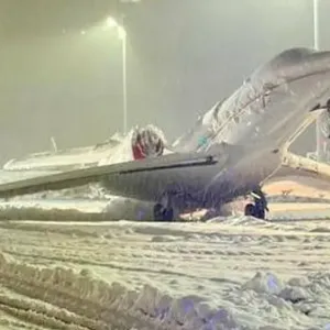 بالفيديو.. طائرة "تجمدت بمكانها" في مطار ميونيخ "المشلول"