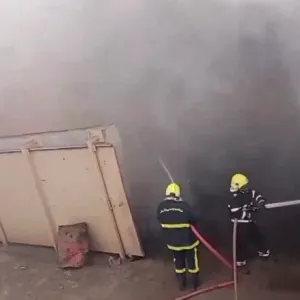 بالفيديو .. “الدفاع المدني ” يتعامل مع حادث حريق مصنع