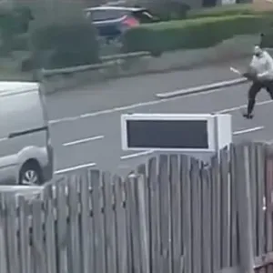 رجل يطارد ضباط شرطة بمنشار كهربي في إسكتلندا.. صور