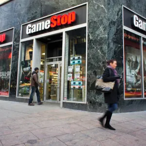 سهم GameStop يرتفع أكثر من 64%