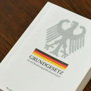 أهم ما يجب أنه تعرفه عن الدستور الألماني في ذكراه الـ 75