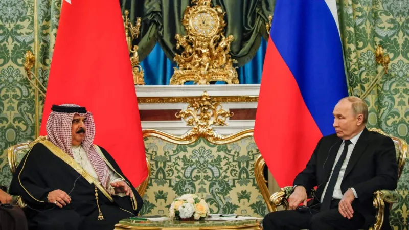 ملك البحرين يدعو روسيا إلى مؤتمر السلام ويؤكد دعم بلاده تطبيع العلاقات مع إيران