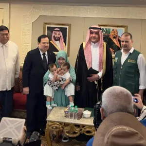السفير هشام القحطاني يستقبل التوأم الفلبيني «عائشة وأكيزا» وعائلتهما قبل سفرهم إلى المملكة