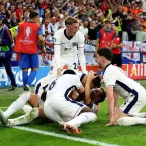 إنجلترا تتخطى سلوفاكيا لمواجهة سويسرا في ربع النهائي