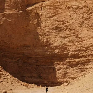 السعودية.. فرنسية تستكشف أعجوبة جيولوجية نادرة تدور حولها قصص مشوقة