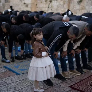 فيديو: المسلمون يؤدون صلاة العيد حول العالم والدعاء يتوحد من أجل غزة