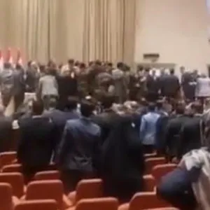 بالفيديو- عراك بين النواب في جلسة انتخاب رئيس للبرلمان العراقي