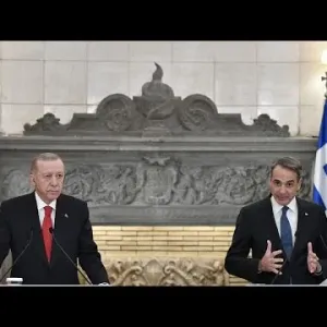 رئيس الوزراء اليوناني يصل تركيا لدفع "مبادرة الصداقة" بين البلدين