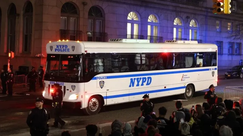شرطة #نيويورك تعتقل أكثر من 300 متظاهر في جامعتي كولومبيا ونيويورك، وتوجه تهمًا جنائية إلى 50 طالبًا تتراوح بين السطو والتعدي على الممتلكات والتخريب ا...