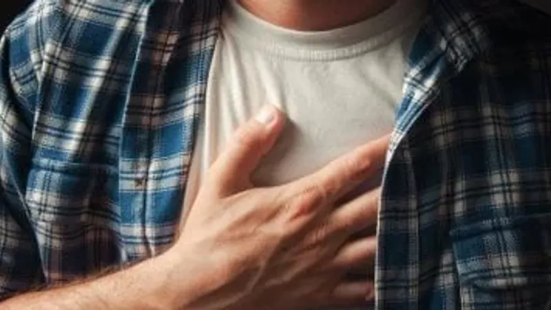 5 أسباب لألم الصدر بعيداً عن النوبة القلبية.. متى تذهب للطبيب؟