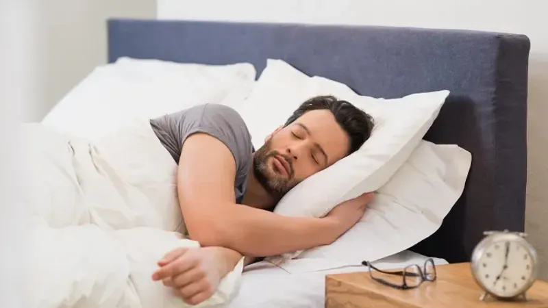 لماذا وضعية نومك قد تقصر عمرك؟