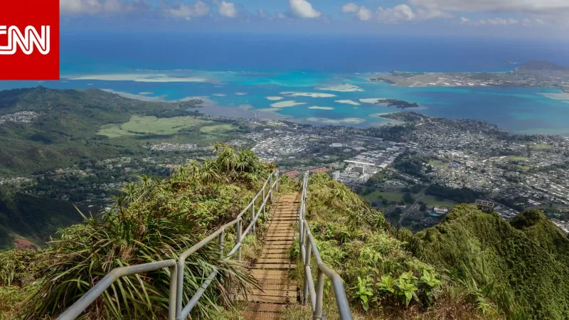عبر "𝕏": تُلّقب بـ"السلالم إلى الجنة".. إزالة معلم جذب شهير في هاواي وسط استمرار السياح في الوصول إل...