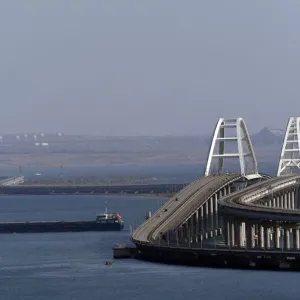 صحيفة "ذا صن": أوكرانيا تستعد لتدمير جسر القرم منتصف يوليو المقبل