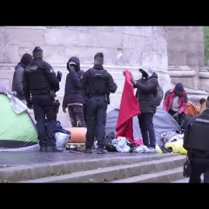 شاهد: "تطهير اجتماعي".. الشرطة الفرنسية تجلي المهاجرين من مخيم مؤقت قبل الألعاب الأولمبية الصيفية