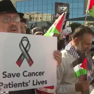 شاهد: مظاهرة في الأردن تضامنا مع موظفي الصحة ومرضى السرطان في غزة
