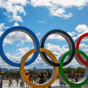 منظمو أولمبياد باريس 2024 يتسلمون الشعلة في أثينا قبل انطلاق مسيرتها