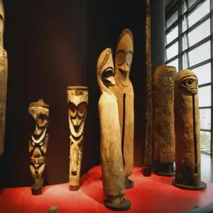 لا تشمل الآثار العربية.. المتاحف الفرنسية تبحث إعادة قطع أثرية أفريقية نهبت خلال الاستعمار